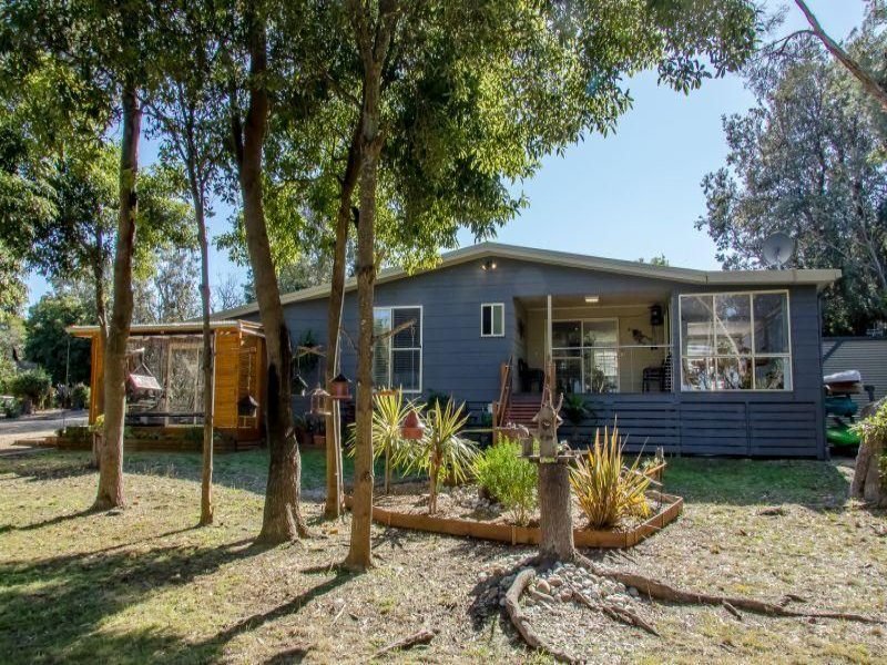 1 Eighth Avenue, Raymond Island, VIC 3880