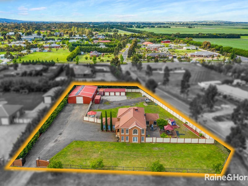 2 Cobblestone Lane, Sunbury, Vic 3429 Property Details