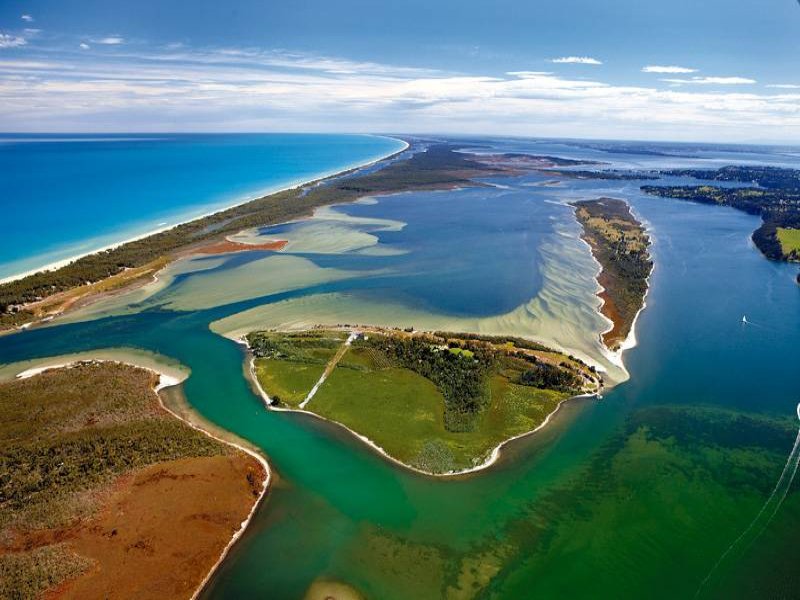 Озера австралии в основном. Озеро Фрейзер Австралия. Остров Фрейзер висячие озера. Озеро Маккензи Австралия. Фрейзер Айленд Австралия.