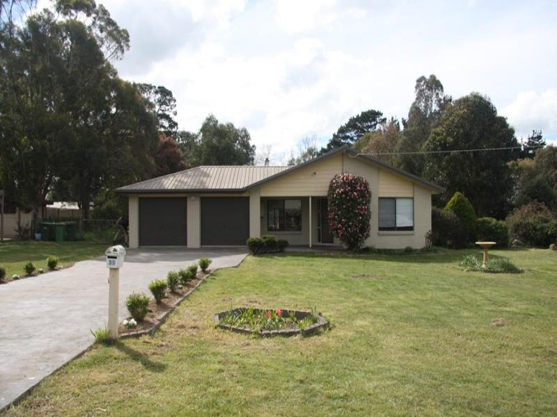 35 White Avenue, Romsey, VIC 3434