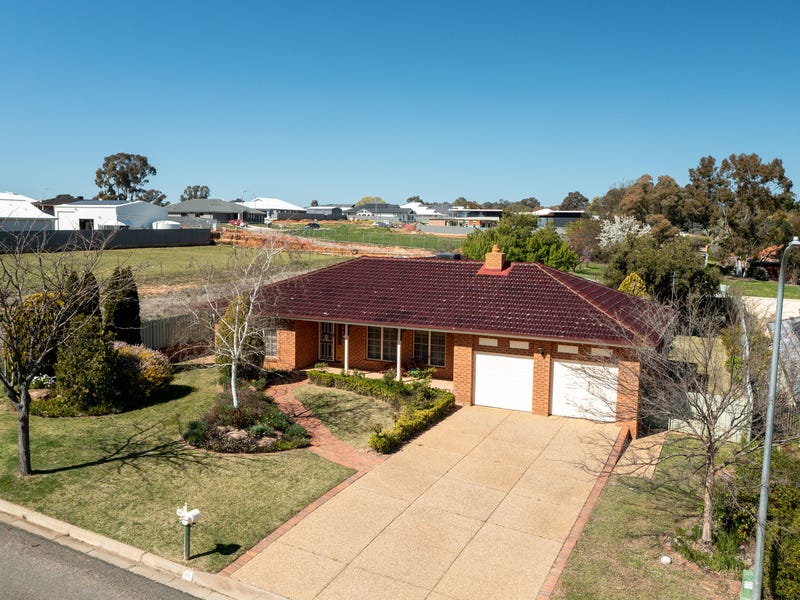 88 Lakehaven Drive, Lake Albert, NSW 2650