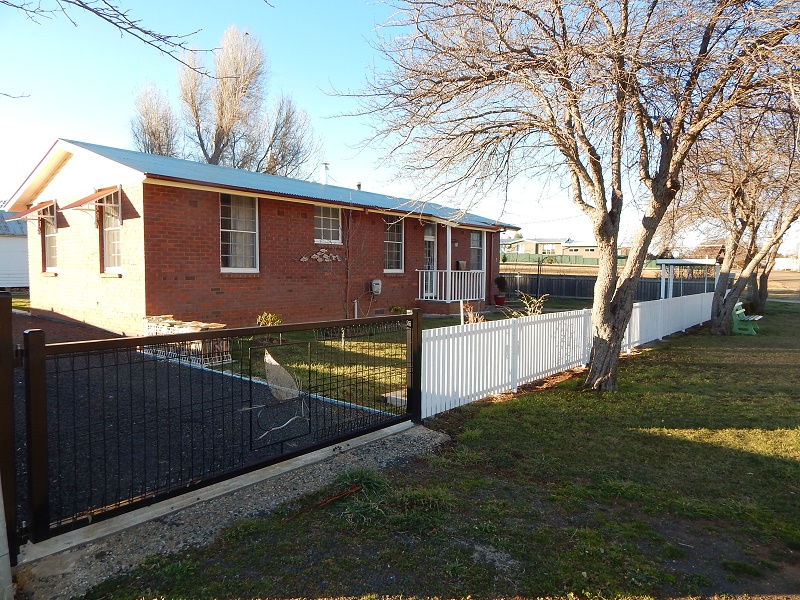 11 Stoke Street, Adaminaby, NSW 2629