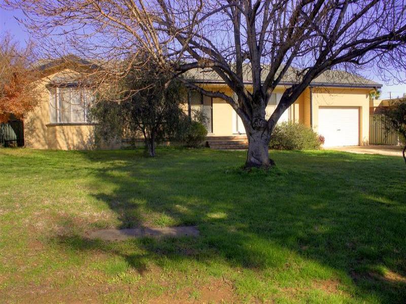 12 Balmoral Cres, Lake Albert, NSW 2650