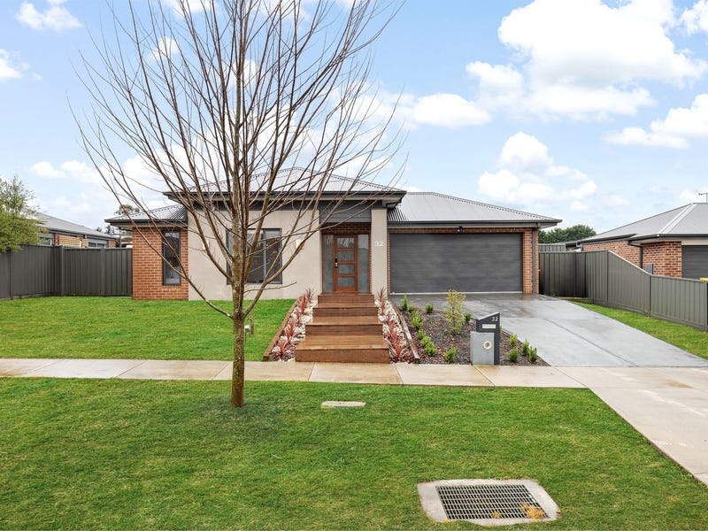 32 Greenfields Boulevard, Romsey, Vic 3434 House for Sale