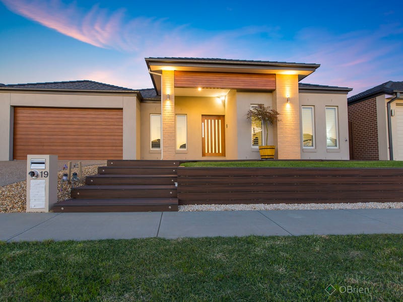 19 Riverstone Boulevard, Clyde North, VIC 3978