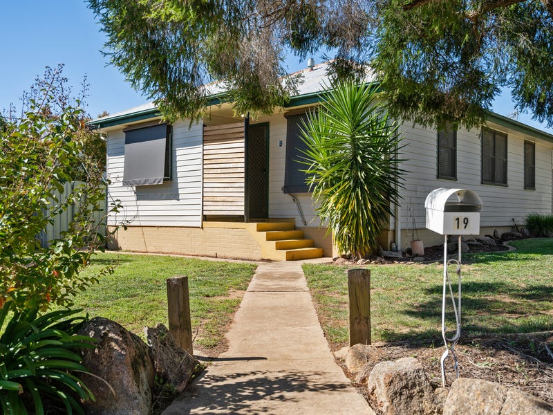 19 Gowrie Parade, Mount Austin, NSW 2650
