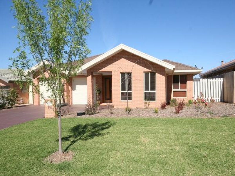 25 Tennyson Drive, Queanbeyan East, NSW 2620