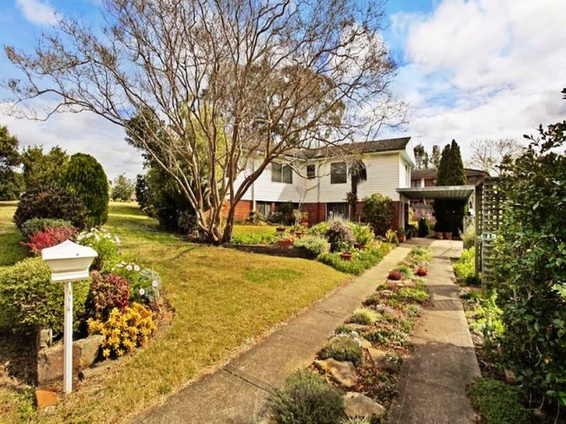 9 Hilltop Cres, Campbelltown, NSW 2560