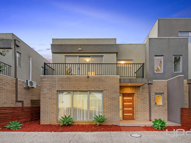 4/1921 The Avenue, Caroline Springs, Vic 3023 House for Sale