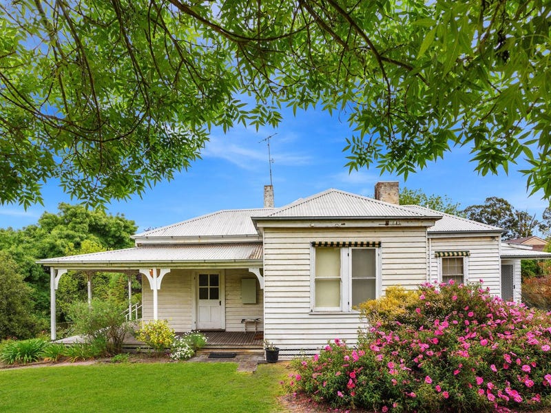 16 Robertson Street, Casterton, VIC 3311