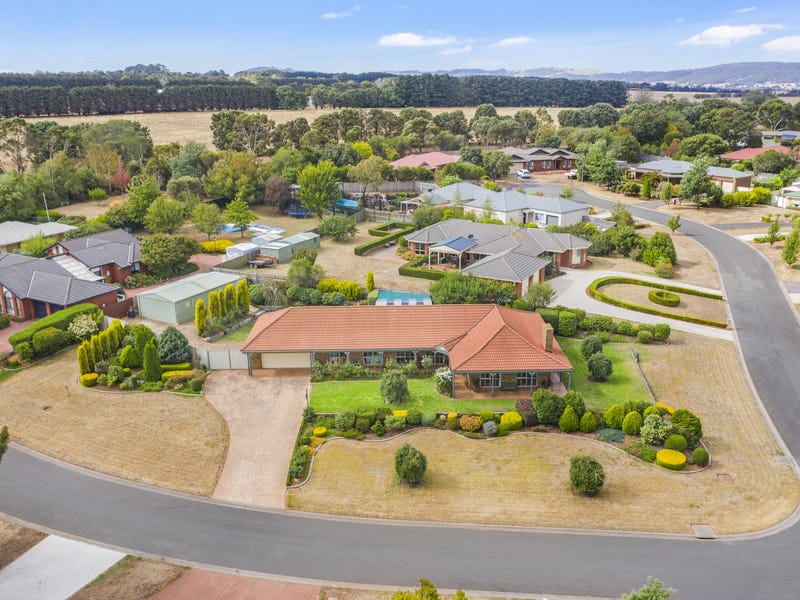 2 Wimera Close, Romsey, Vic 3434 House for Sale