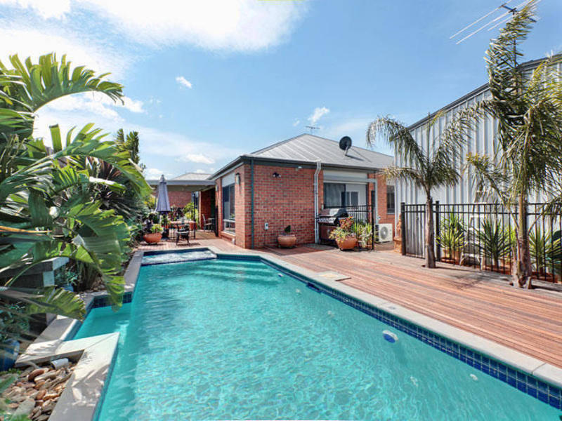 8 Market Terrace, Taylors Hill, VIC 3037 - realestate.com.au
