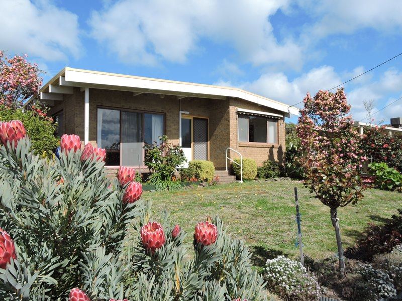 3 Ellerker Avenue, Ararat, Vic 3377 House for Sale