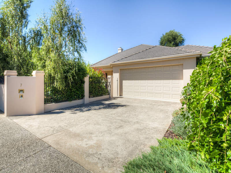7 Stirling Drive, Lake Gardens, VIC 3355