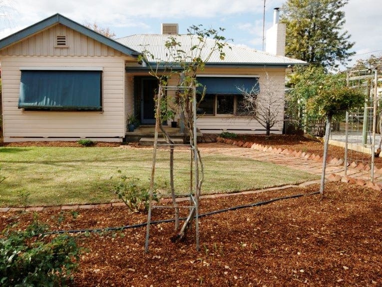 349 Victoria St, Deniliquin, NSW 2710 Property Details