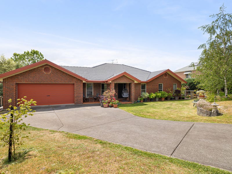 11 Kurung Court West, Gisborne, Vic 3437 Property Details