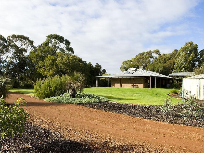 12 Richardson Road, Waroona, WA 6215