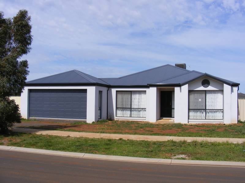 38 Lagarna Drive Kurunjang, Melton, Vic 3337 Property Details