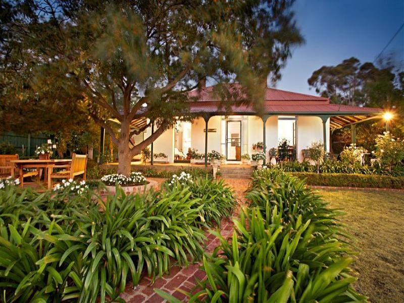 8 Earimil Drive, Mount Eliza, VIC 3930