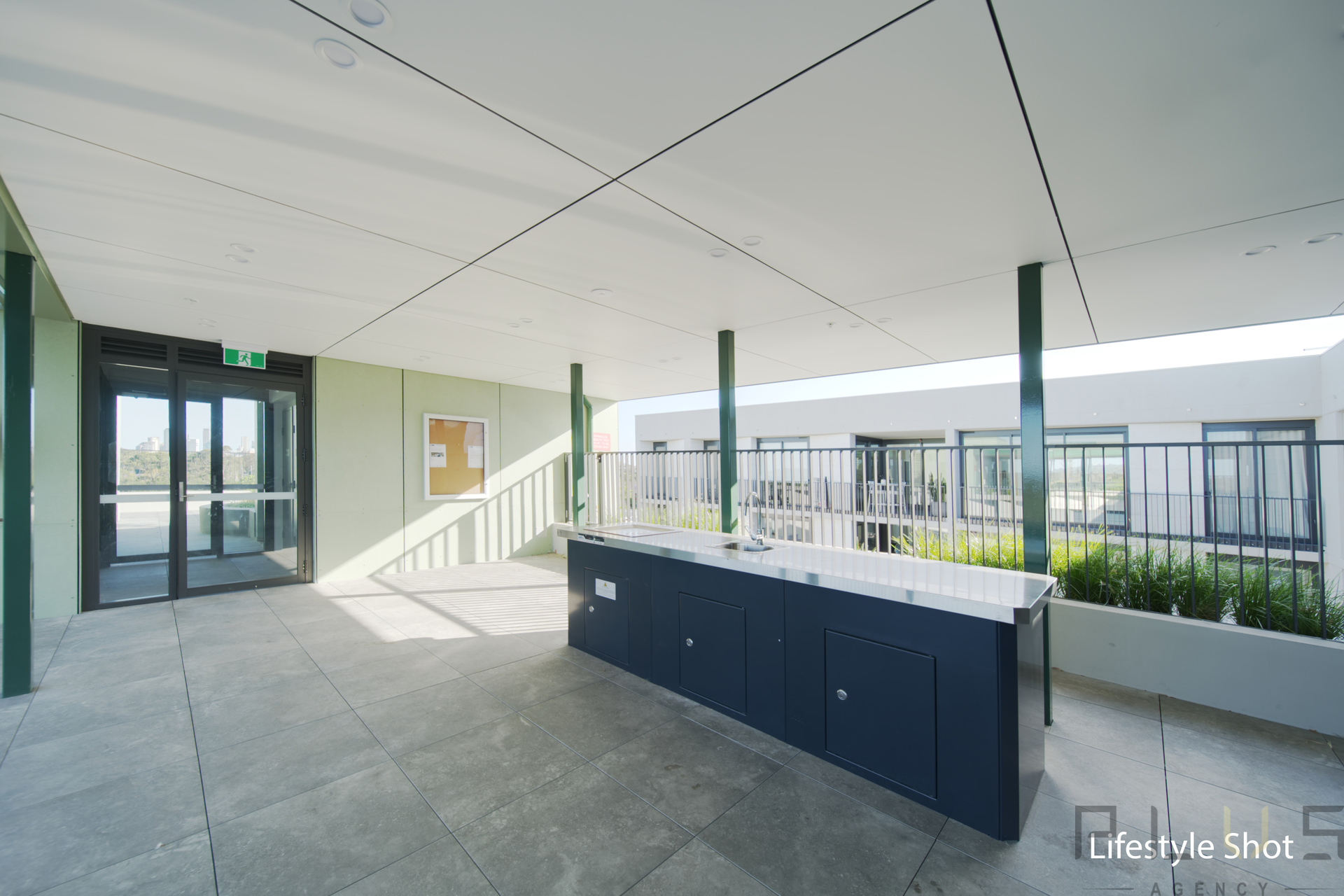 来源展示的公共露台及烧烤设施实景