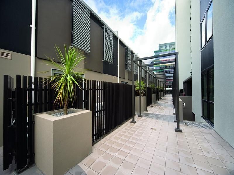 16/801 Bourke Street, Docklands Sold by Harcourts Melbourne City - image 2